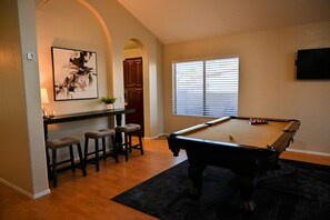 Game room - The Palms on Kristal in Glendale – Spacious Getaway with Pool, Spa & Game Room (Glendale)