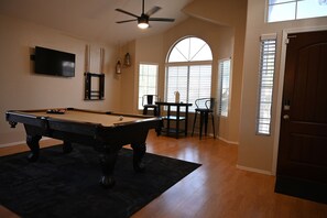 Game room - The Palms on Kristal in Glendale – Spacious Getaway with Pool, Spa & Game Room (Glendale)