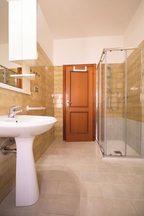 Ducha, secador de pelo, bidet, toallas