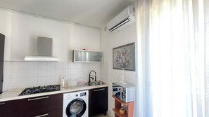 Coffee/tea maker, fridge, microwave, stovetop