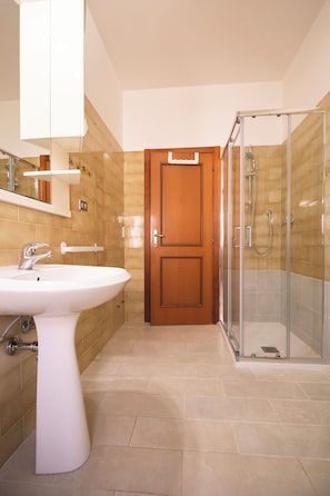Dusche, Haartrockner, Bidet, Handtücher