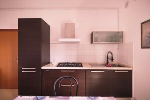 Refrigerador, parrilla de estufa y cafetera y tetera 
