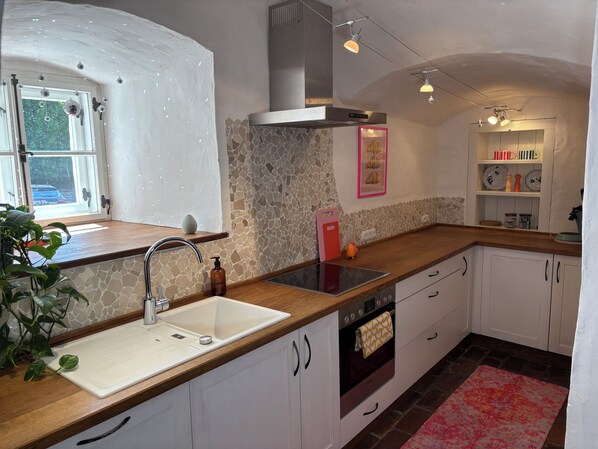 冷蔵庫、オーブン、コンロ、食器洗い機