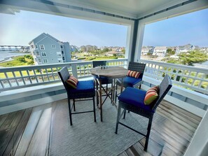Outdoor dining - A Pirates Life - Fishing, Boat Slip, Pool, Gym!  (Manteo)