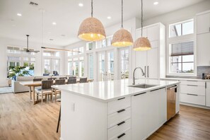 House (6 Bedrooms) | Interior