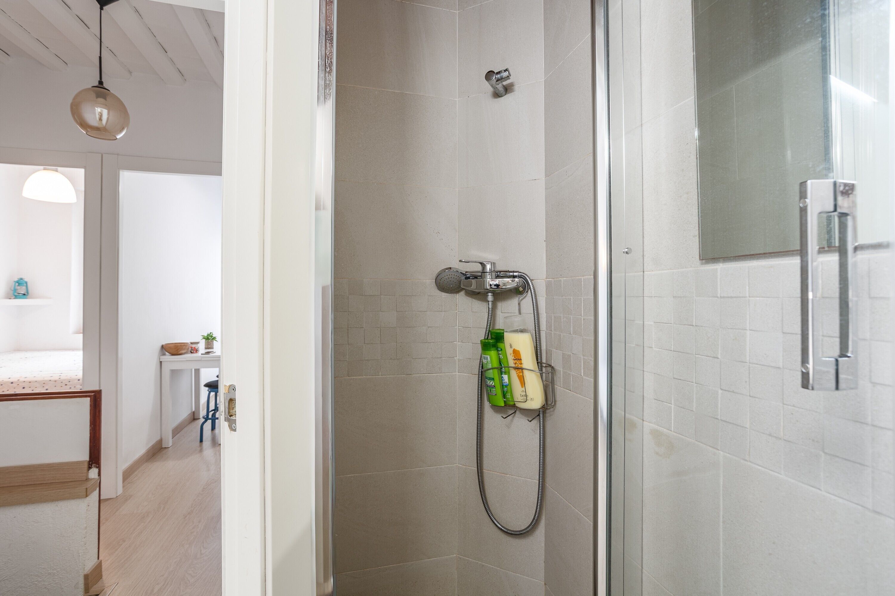 Douche, sèche-cheveux, serviettes fournies