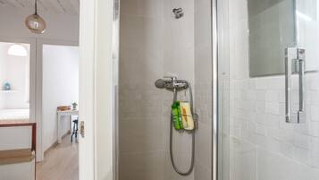 Douche, sèche-cheveux, serviettes fournies