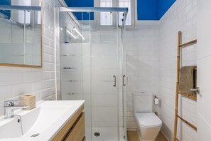 Dusche, Haartrockner, Handtücher