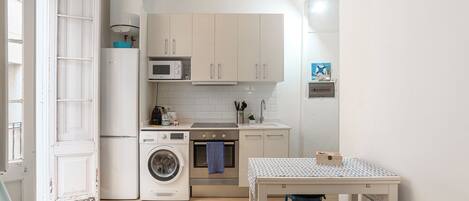 雪櫃、微波爐、焗爐、爐具