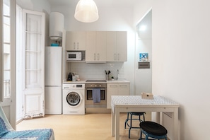 Kylskåp, mikrovågsugn, ugn och spishäll