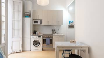 Geladeira, micro-ondas, fogão, cooktop