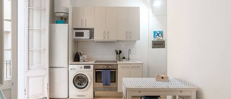 Een koelkast, een magnetron, een oven, een kookplaat