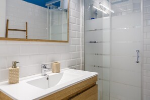 Shower, hair dryer, towels