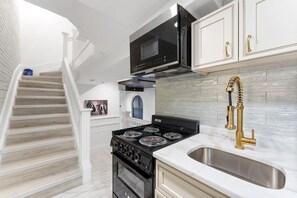 Jääkaappi, mikroaaltouuni, liesi, astianpesukone