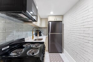 Réfrigérateur, micro-ondes, plaque de cuisson, lave-vaisselle