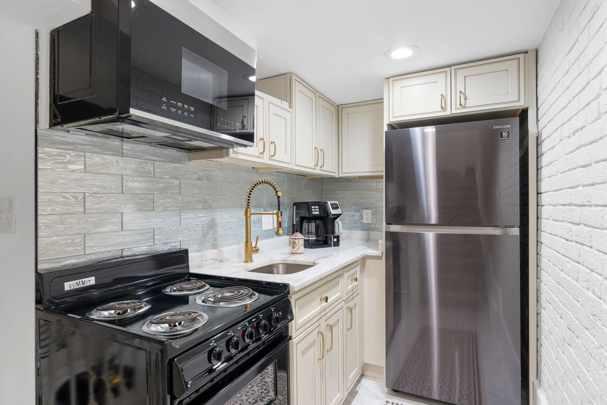 Fridge, microwave, stovetop, dishwasher