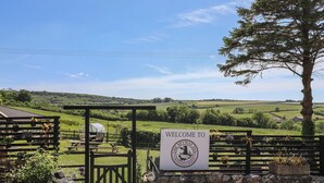 A welcoming sign for The Spyway Inn in Askerswell, Dorset, with a view of the countryside. - The Spyway Inn (Dorchester)