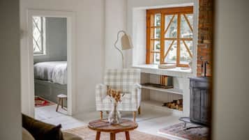 3 quartos, escrivaninha, ferros/tábuas de passar roupa, berço de viagem