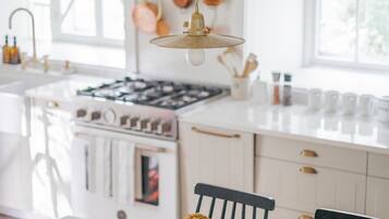 Réfrigérateur, micro-ondes, plaque de cuisson, lave-vaisselle