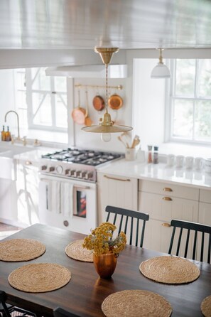 Kühlschrank, Mikrowelle, Herdplatte, Geschirrspüler