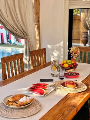 Outdoor dining - Charming American Villa – 3BR with AC, WiFi & Pool in Dahab (Dahab)