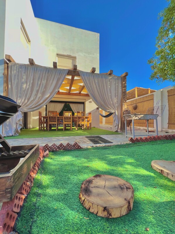 Outdoor dining - Charming American Villa – 3BR with AC, WiFi & Pool in Dahab (Dahab)