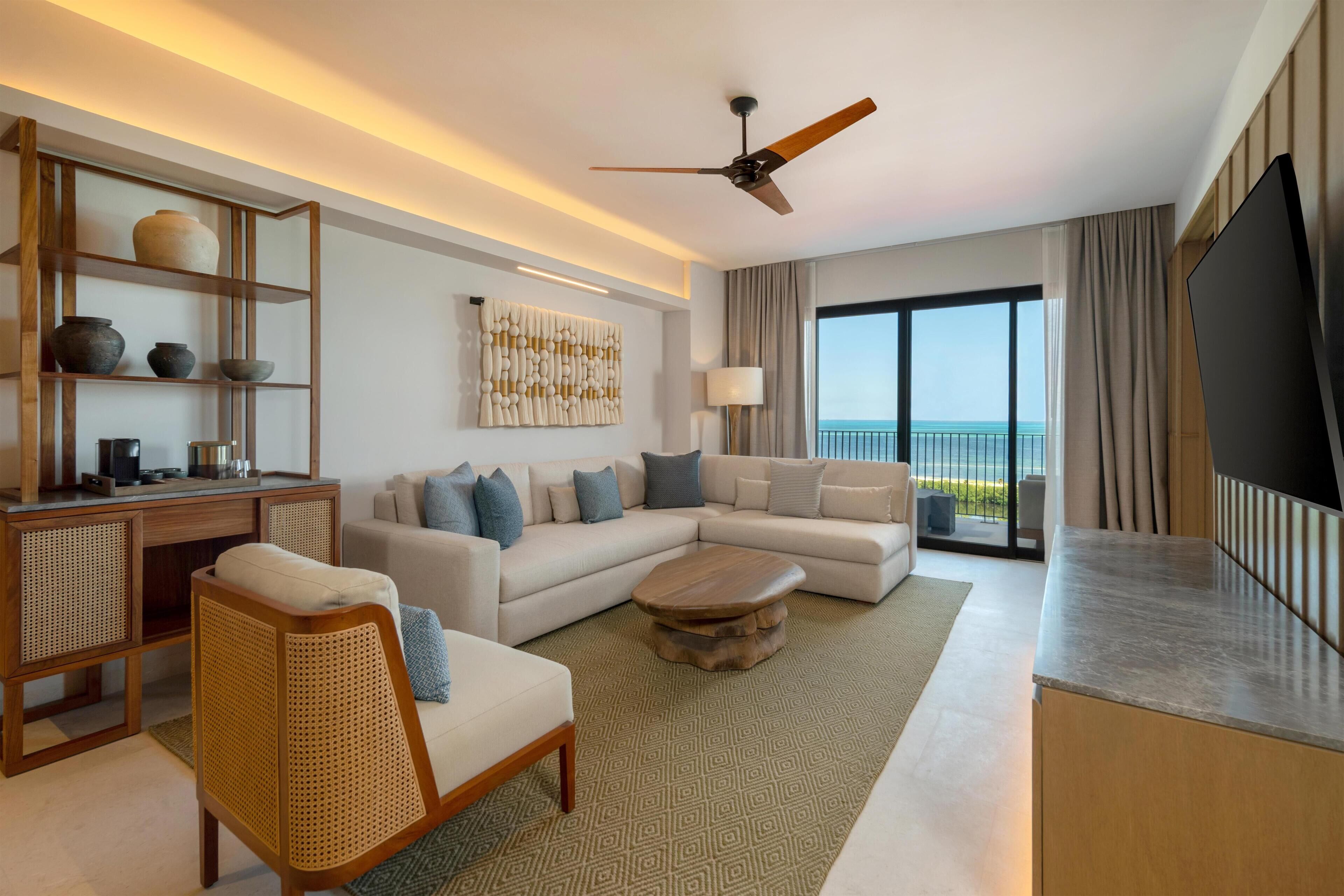 Ropa de cama de alta calidad, cubrecamas y minibar 