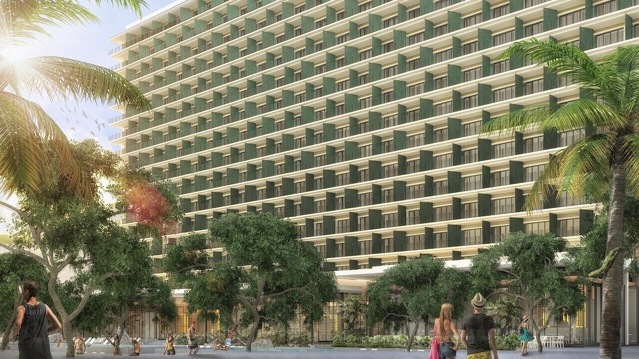 Een hoog hotel met een gelijkmatige gevel, meerdere balkons, en een aangelegde binnentuin met palmbomen en zitgedeeltes.