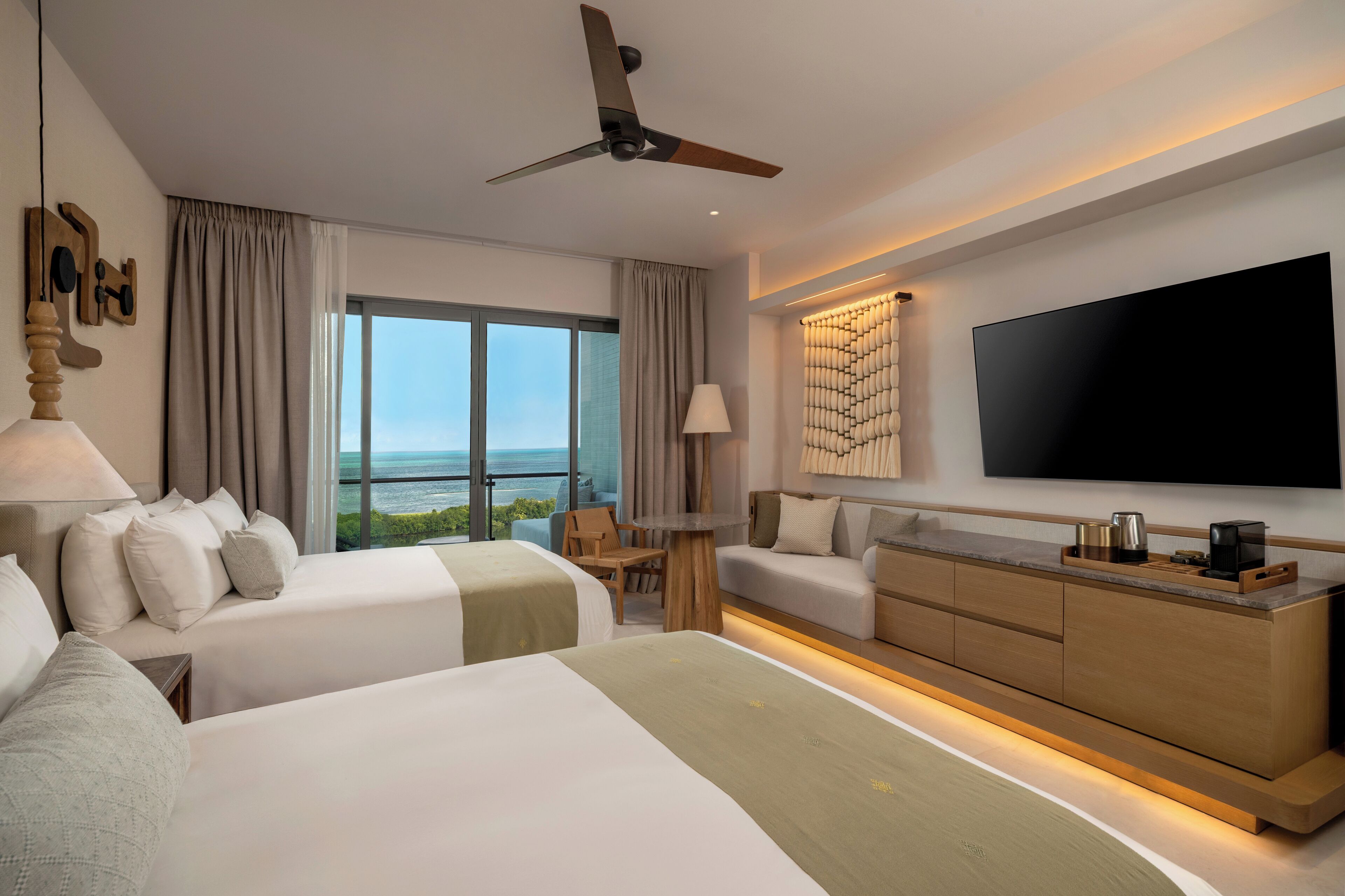 Hochwertige Bettwaren, Daunenbettdecken, Minibar, Zimmersafe