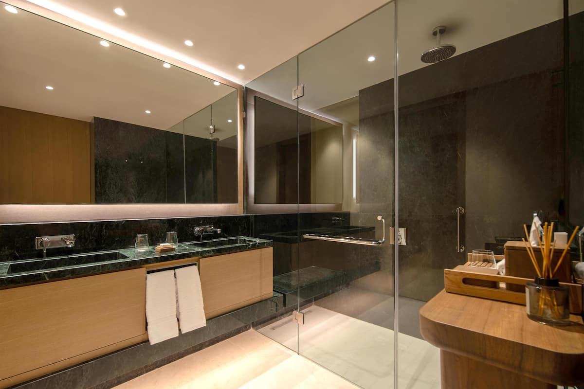 Haartrockner, Bademäntel, Handtücher, Seife