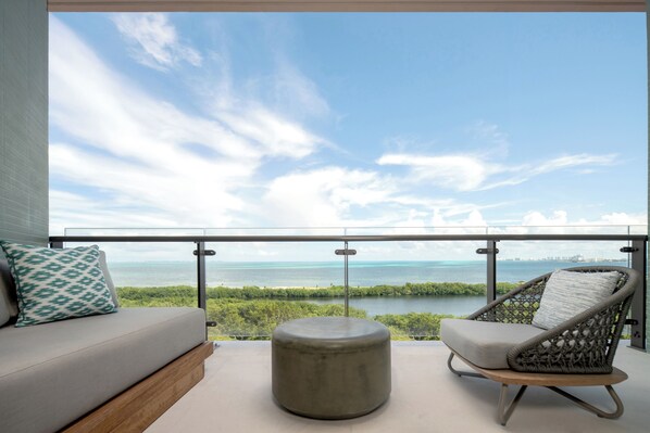 Room, 1 King Bed, Oceanfront | Living area