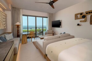 Kamer, 1 kingsize bed, aan zee (High Floor) | Donsdekens, een kluis op de kamer, een bureau, een laptopwerkplek