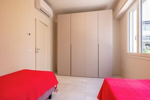 2 slaapkamers, een strijkplank/strijkijzer, gratis wifi, beddengoed