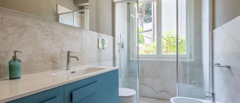 Ducha, secador de pelo, bidet, toallas