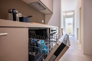 Kylskåp, ugn, spishäll och diskmaskin