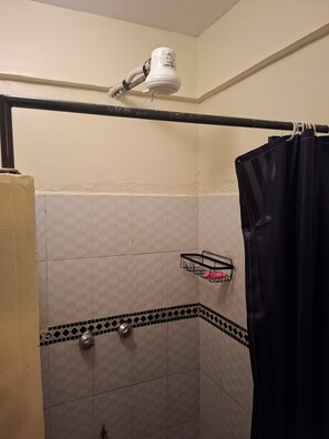 تجهيزات دش، مناشف، صابون، ورق حمّام