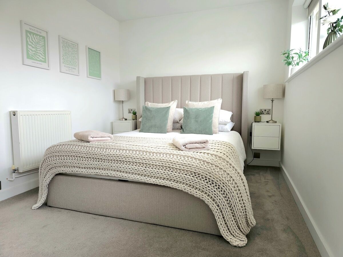 3 habitaciones, tabla de planchar con plancha, internet y ropa de cama 