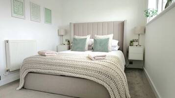 3 habitaciones, tabla de planchar con plancha, internet y ropa de cama