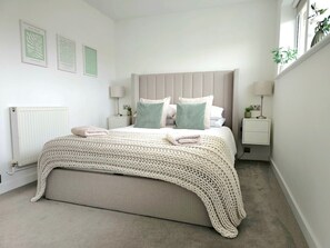 3 عدّة غرف نوم ومكواة/لوح كي وخدمة  الإنترنت وملاءات أسرّة