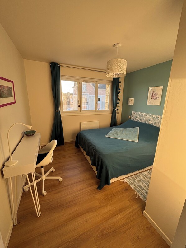 1 chambre, bureau, fer et planche à repasser, Wi-Fi gratuit