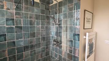 Een douche, een haardroger, handdoeken, zeep