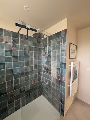 Douche, sèche-cheveux, serviettes fournies, savon