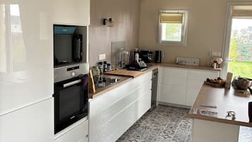 Een koelkast, milieuvriendelijke schoonmaakproducten voorzien