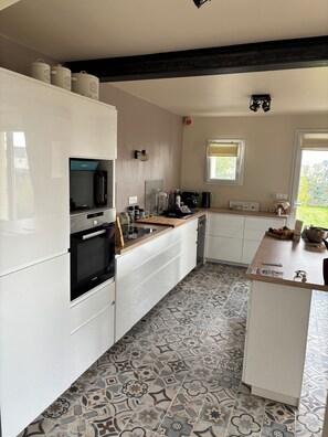 Réfrigérateur, produits de nettoyage écologiques fournis