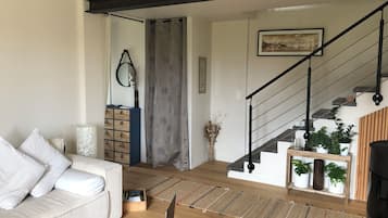 Een open haard en boeken