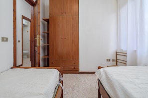 3 bedrooms, bed sheets