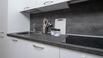 Kjøleskap, oppvaskmaskin, kaffetrakter/tekoker og kjøkkenutstyr