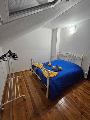 5 bedrooms, iron/ironing board, bed sheets