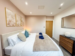 2 chambres, fer et planche à repasser, Wi-Fi gratuit, draps fournis