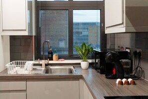 Frigorífico, microondas, horno y placa de cocina